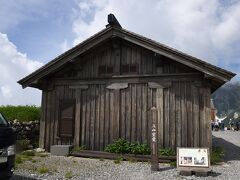 一度引き返してコーヒーハウス、りんどうで昼食。連泊の客には昼食１回がサービスになるのだ。

午後にまた散歩に出た。みどりが池の方向を目指した。まず日本最古の山小屋、立山室堂を見た。　1726年に作られ、立山詣での人たちが利用した。