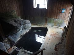 ●孫六温泉＠乳頭温泉

ここは孫六温泉の石の湯。
熱めです。
温度や湿度によって、不思議ですが、お湯の色が変わります。
