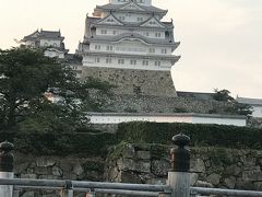 橋を渡ると姫路城です。

もう閉館しているので人も少なく、ジョギングや散歩する人など地元の人の日常を垣間見れていい感じです。