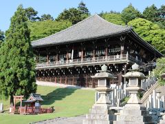 旧暦2月に「お水取り」が行われるので二月堂。
ちょっと低いけど清水寺みたいな舞台があるの。