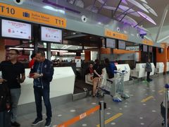 14：25発なのでそろそろ荷物預けますか。11：00Baggage Dropのカウンターへ。日本でタグ印字したのを渡したけど、新たにシールのタグを付けてた。ここでも2㎏位オーバー。さすがに「ダメよ」と言われ、1.3㎏位オーバーでOKもらった。