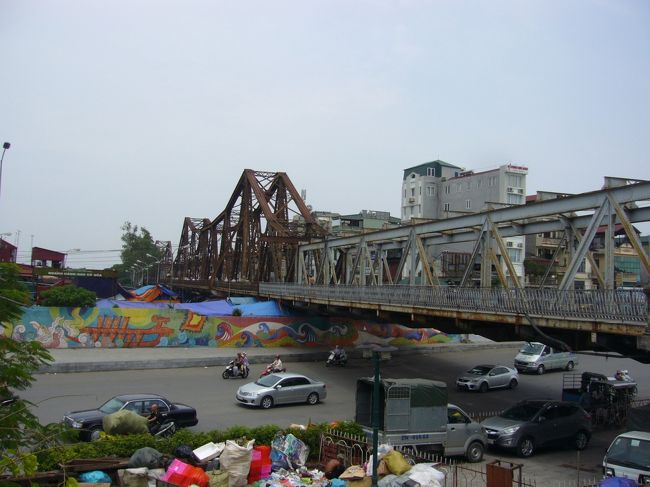 ロンビエン橋です。<br />車やオートバイが<br />沢山往来しています。