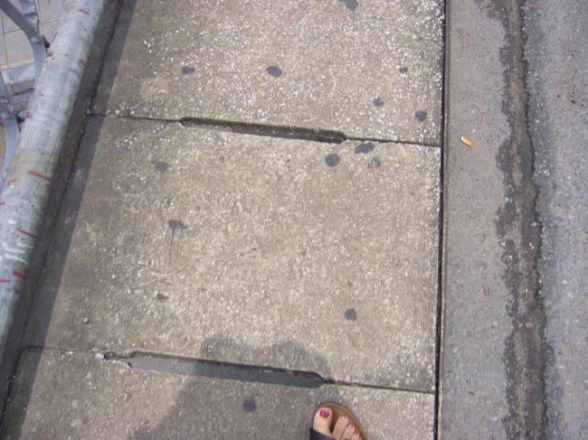 ロンビエン橋を歩いてみましたが、<br />床のコンクリートが超薄くて<br />割れそうだったので、<br />凄く怖かったです。