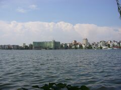 鎮国寺の前には
タイ湖が広がっています。