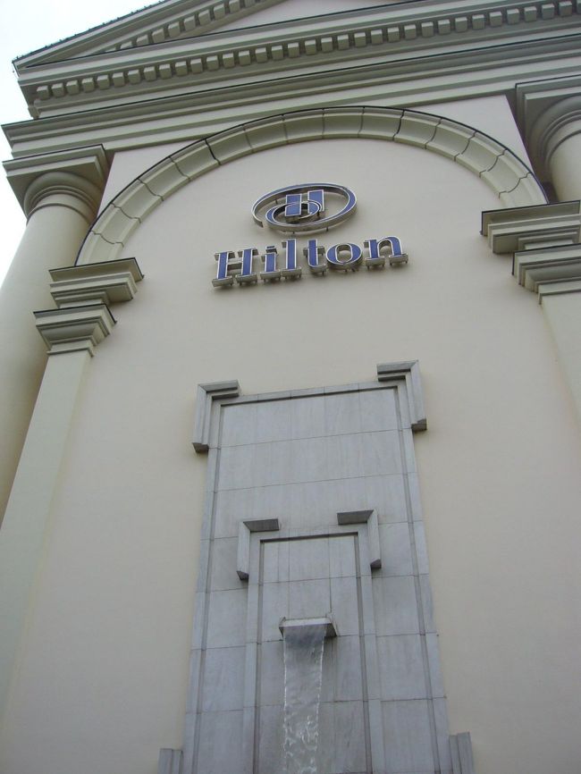 ホテルの外観。<br />今回泊まったホテルは<br />ヒルトン・ハノイ・オペラです。