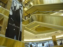 チャンティエン・プラザの中。
ゴールドで統一されていて、ゴージャス感がありました。
こちらはホテルから徒歩10分くらいの距離で行ける
ショッピングセンターです。
ショッピングと言うので、バラマキ土産が買えると思って、
とても楽しみにしていたのですが、
中に入るとそこはディオールやヴィトンなどと言った
高級ブティックばかり。
私が期待していたベトナム土産は売っていませんでした。