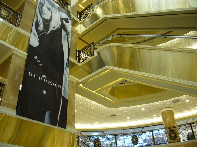 チャンティエン・プラザの中。<br />ゴールドで統一されていて、ゴージャス感がありました。<br />こちらはホテルから徒歩10分くらいの距離で行ける<br />ショッピングセンターです。<br />ショッピングと言うので、バラマキ土産が買えると思って、<br />とても楽しみにしていたのですが、<br />中に入るとそこはディオールやヴィトンなどと言った<br />高級ブティックばかり。<br />私が期待していたベトナム土産は売っていませんでした。