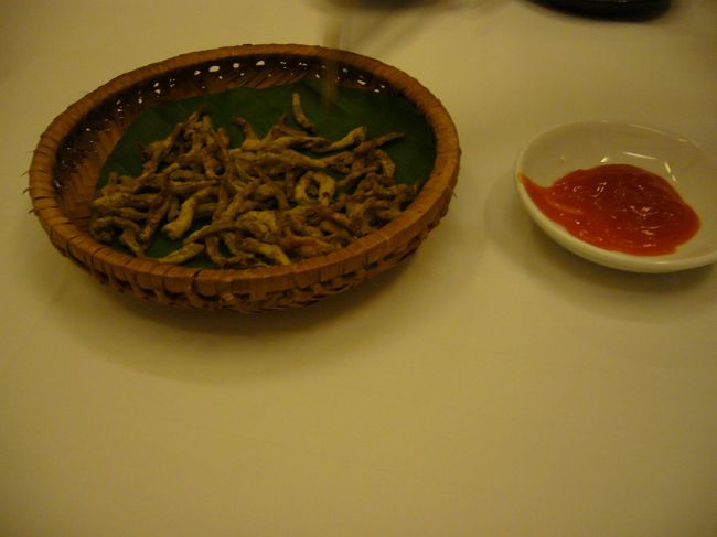 小魚のフライ。<br />お通しのようなものでした。