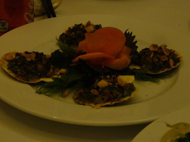 ホタテ貝の上には貝柱と味噌の様なものを焼いたものが乗っていました。