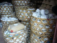 陶器の町・バッチャン村で工場見学。
こういった陶磁器が入ったカゴが沢山ありました。
