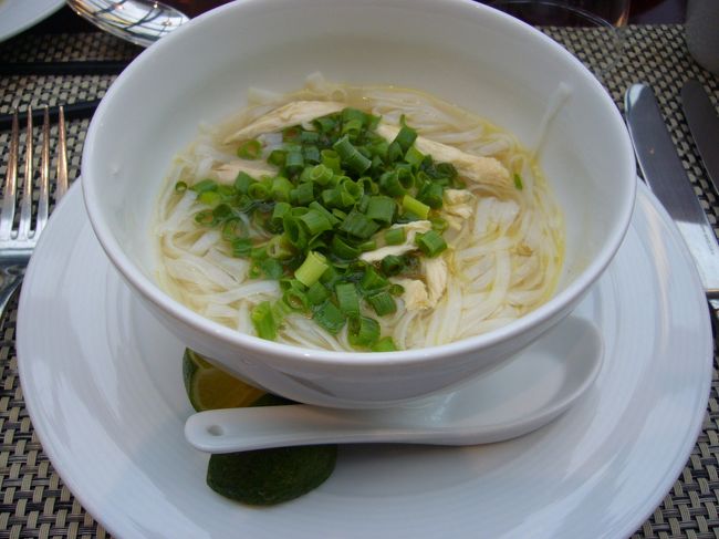 朝食で食べたフォー。<br />目の前で作ってもらいました（*＾ワ＾*）<br />朝食を食べた後、観光ツアーに出発しました。<br />