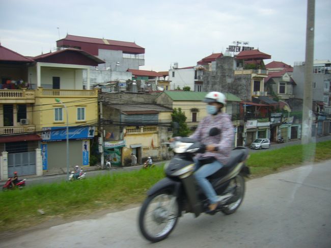観光へ向かう途中で出会ったバイクに乗った女性。<br />バイクに乗っている女性は絶対と言って良い程<br />皆マスクをして長袖を着ていました。