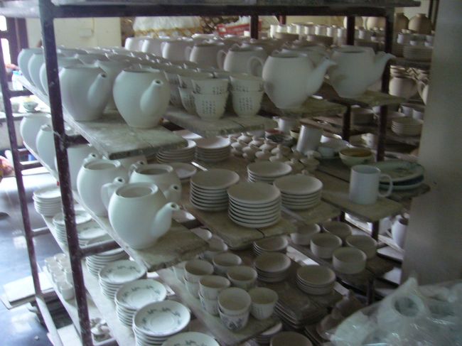 陶器が沢山並べられています。