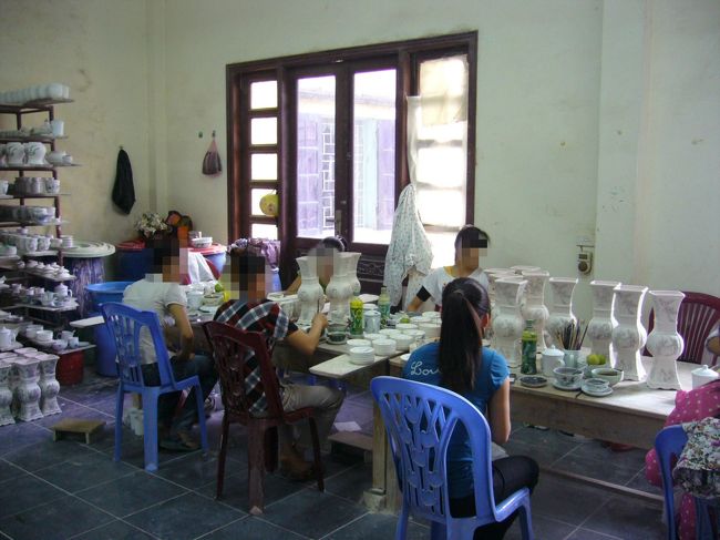 絵付けをしている人々。<br />私達が行った時は時間が早かったのか、<br />仕事を始めていませんでした。