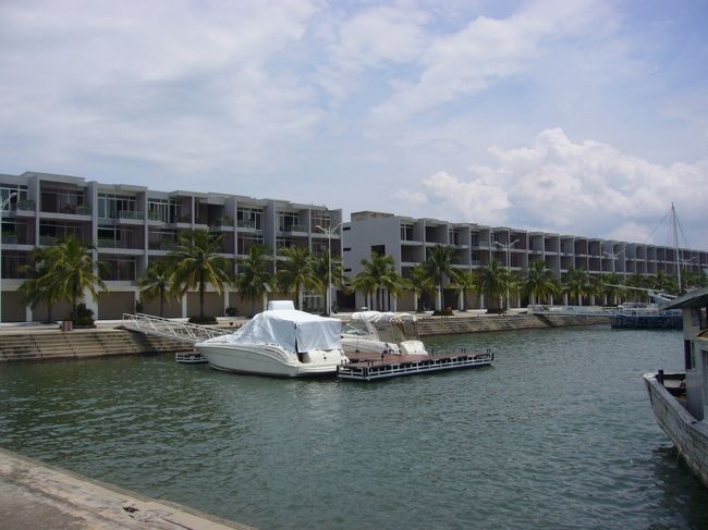 湾沿いにはリゾートマンションが<br />立ち並んでいました。<br />