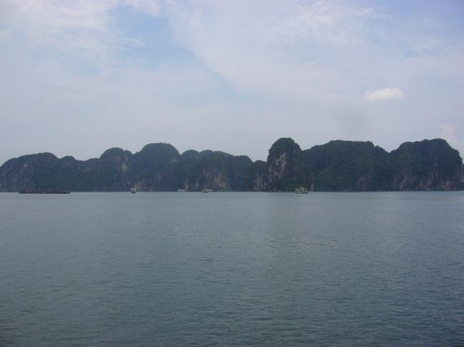 wikipediaによると、このハロン湾を漢字で書くと<br />「下竜湾」と表記するそうです。<br />言い伝えによると、中国がベトナムに侵攻してきた時、<br />竜の親子が敵の侵攻を防ぐ為に口から玉を吐き出し、<br />その吐き出した玉が姿を変えて湾内の島々になったと伝えられています。