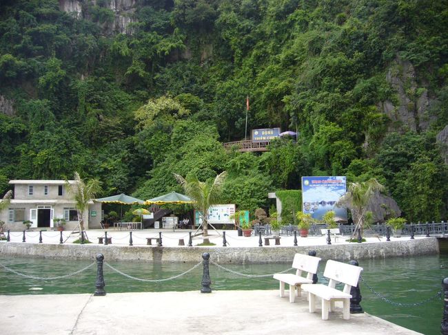 このダウゴー島に上陸して、<br />鍾乳洞に向かいます。