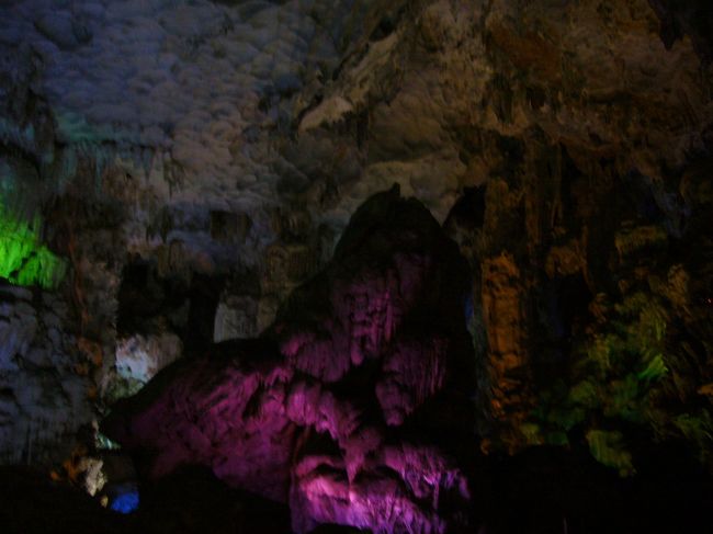 緑やオレンジ、赤などと言った<br />色でライトアップされていて<br />幻想的でした☆<br />