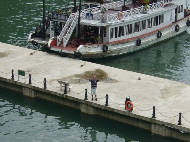 鍾乳洞を出た後、下を見たら、<br />父が手を振っていました。