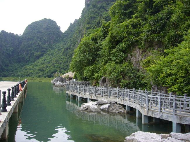 イイ感じの橋がかかっています。