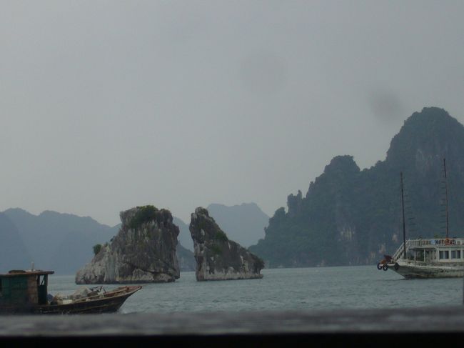 「闘鶏岩」と呼ばれる岩。<br />そう言われれば、<br />鶏が向き合っているように見えます。