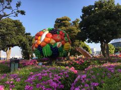 パシフィコの裏あたりから海まで気持ちのいい公園です。
芝生の広場の謎のオブジェ