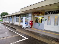 17:55　JR只見線・只見駅に着きました。（会津田島駅から1時間、小出駅から10時間46分）

所定より35分ほど早く着きました。駅に着く10分ほど前から雨が降り始め今は小降りです。運転手にお礼を言って別れました。

因みにタクシーメーターを見たら「17500円」でした。差額の16000円は只見町の負担と思われます。私一人ために只見町の税金を使うことになり申し訳なく思います。

ツアーバスの正式な到着時刻（ダイヤ上）は18:30です。
下り…18:35発・小出行、上り18:40発・会津川口行（代行バス）最終列車（バス）に乗換えることが可能です。ただし、会津鉄道線内の遅れや降雪などの気象条件でツアーバスに遅れが生じ、只見線および代行バスへ接続をしない場合がりますのでご注意ください。