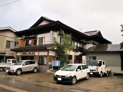 只見駅から徒歩5分ほどで「旅館みな川」に着きました。

駐車場には只見ダム（Ｊ POWER：電源開発）工事関係者の車が停まっています。只見町の旅館・民宿はダム工事関係者が長期で泊るとのことです。（女将談）

・旅館みな川［只見町観光まちづくり協会］
　https://www.tadami-net.com/tomaru/minakawa.html