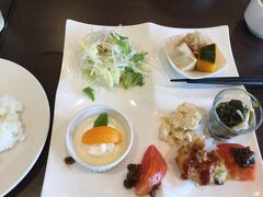 岡山から帰るときにみんなで昼食に行きました。
初めての訪問です。
主人だけが唐揚げ定食。