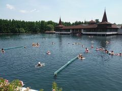 次の日は列車でケストヘイに行き、ヘービッツの温泉湖で温泉を楽しみました。湯治客が沢山いました。