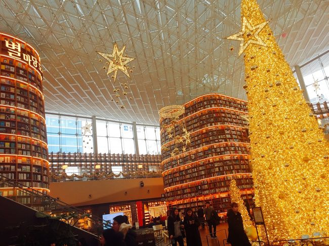 別アングルでも。クリスマスツリーがいい感じです！<br /><br /><br />日本の雑誌も沢山あります(^^)