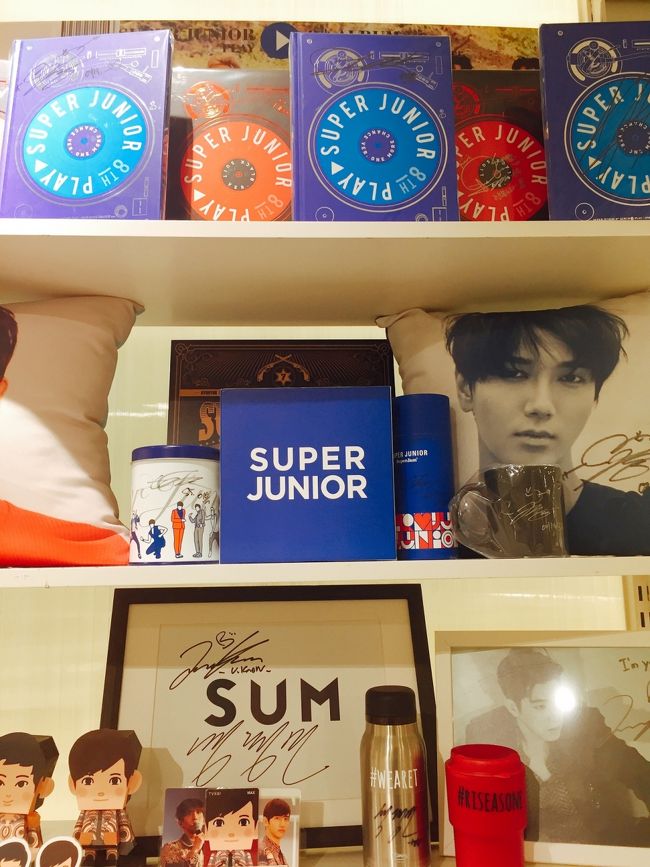 <br />coexの中にあるのかと思いきや、<br />これだけで1つの建物になってます！<br />私はcoexから若干迷いましたw.<br /><br />すぱしょがあったからか、色々な国から来たファンで混み合ってました～！<br /><br />カフェも併設されているので、<br />友達ときたら行きたいなぁ。<br />(ソロだとちょっと頼みにくい雰囲気です)<br /><br />ちなみに！coexの中にダイソーがあるので、<br />韓国っぽいバラマキ土産を買うのにおすすめです！<br /><br />ただ、ここのダイソーは結構小さいから<br />買いたいものに目星をつけている人は<br />明洞とかの大型店舗に行った方がいいかもです★<br /><br /><br />さてさて、次の目的地の<br />高速バスターミナル「go to mall」に向かいます^ ^<br /><br />韓国で安服を買うならここってくらい<br />リーズナブルな服が揃っている地下街です。<br /><br />冬でも雨でも気にせず買い物できるし、<br />掘り出し物があったりしてなかなか楽しい場所。<br /><br />店舗数は630もあるんだとか！！！<br />なお殆どのお店で同じものを売っています。<br /><br />値段も変わらないので、いいなって思ったら<br />そのお店で買ってしまうことをおすすめします。<br /><br />「とりあえず1周しよー」って思っていると<br />買いたい服があったお店を忘れてしまったり、<br />そもそも1周するのに何時間もかかったり...笑<br /><br />もう数回来ているのですが、<br />いつも写真を撮り忘れてしまうので<br /><br />今回も写真はなしです笑笑<br /><br />バッグとアクセを購入したんですが<br />その写真すら撮ってない...笑<br /><br />ピアスのみ撮ってたので<br />晒します！じゃーん。<br />