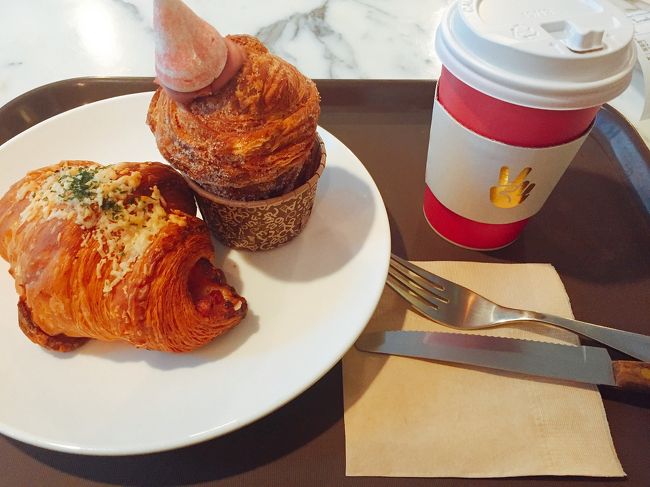 遅すぎるお昼ご飯を食べます！！<br /><br />隣にモデルみたいな人が2人いたんです！<br />さすがカロスキル...