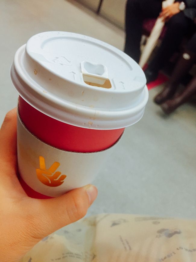 コピを持って、仁川へ行くバスに乗るため<br />coexに向かいます！！<br /><br />coexのバスターミナルは、無人の機械でチケットを買うんですが、<br /><br />私が買おうとしたら日本のクレカが<br /><br />は・い・ら・な・い<br /><br />クッソばかみたいなんですけど、<br />その時現金4000ウォンくらいしか残ってなかったんですよ！！！<br /><br />あたりを見回しても係員の人いないし、<br /><br />って探してるうちにバスの出発時刻だし、、、<br /><br />もうどっちにしろ、バスだと間に合わないので<br />電車で向かいます...<br /><br />出国ゲートが閉まるまであと1時間半くらいしかありません...