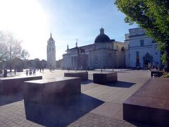 ビリエス通りを北に進むと、大きな広場に出てきました。大聖堂広場（Cathedral Square）で、ヴィリニュス大聖堂がある広場です。前方にあるドーム付きの建物が大聖堂です。