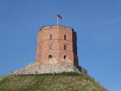 大聖堂広場の東側に大きな公園があり、小高い丘の上に多角形状の古い建造物がありました。旗も建っています。ゲディミナス城です。黄・緑・赤の3色旗は、現在のリトアニア国旗ですが、この旗はロシアからの独立運動が高まってきていた1988年10月7日にこの塔上に掲げられました。この塔はリトアニアの象徴でもあります。