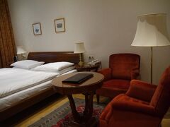 ウィーンに到着したらタクシーでホテルへ。
街中心部のホテルは、買物したら荷物を置きに帰れたり、食事と観光の間にホテルで休憩できて便利。