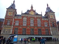 アムステルダム中央駅に初めてやってきました。　アムステルフェーン市内に宿泊している私なので、オランダに到着してから、利用してるNSの駅はスキポール駅とアムステルダム南駅のみだったので、この重厚な中央駅が輝いて見えました。　