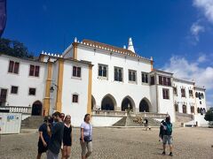 途中、王宮で思わず降りて
外観だけ写真を撮りました。

で、ここから歩けばよかったものを
バスがいたので乗ろうとしたら、
乗るまでに時間のかかるやつです。。
しかも1台目に乗り切れず、
来た２台目は乗用車が邪魔で止められず
１台目のバスに横付けしたため、
みんな車道で乗車のために並んでたら
１台目のバスが出発して
みんなひかれそうになるという、
よくわからない事態。
本当に歩けばよかった…
