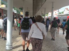 9:21　終点のシントラに到着です。
たくさんの観光客が
ぞろぞろと降りていきます。

そして、寒い！！！
リスボンよりもとても寒かったです。
本当に薄手の長袖を着てきてよかったなと思いました。