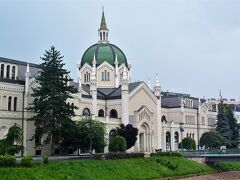 ミリャツカ川沿いに建つThe Academy of Fine Arts（芸術アカデミー）