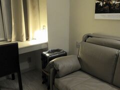 Hotel Gran Mogolにチェックインしたのが21:30です。
くたびれたぁ～！といって入った部屋が、renovateしたばかりと思われる部屋で、入ってすぐに机とソーファがあり、これがベッドルームとセパレートされているというなんだか、セミスイートみたいな感覚で、嬉しいねぇ。