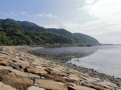 天草へ。

走っていると海が真っ黒。

有明海の海苔の養殖地だった。。



