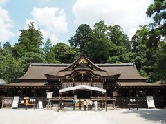 大神神社　拝殿（重文）

祭神の大物主大神がお山に鎮まるために、古来本殿は設けずに拝殿の奥にある三ツ鳥居を通し三輪山を拝するという原初の神祀りの様を伝える我が国最古の神社です。
現在の拝殿は、寛文４年(1664)徳川４代将軍家綱の造営。
桁行21ｍ、梁間8ｍ、正面は三間一面の大向拝がつき、江戸時代を代表する建物。
拝殿の左右には、２つの建物が付属し、向かって右に勅使殿、左に勤番所があります。（どちらも県指定文化財）
