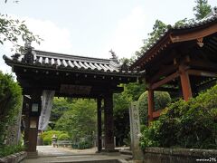 平等寺　山門と鐘楼堂

山の辺の道に面して建つ平等寺。
山門は旧平等寺の唯一の建造物。
鐘楼堂は昭和６２年再建。