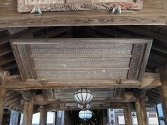 長谷寺　本堂（国宝）

小初瀬山中腹の断崖絶壁に懸造り（舞台造）された南面の大殿堂。
正面（内陣）は桁行の柱間九間、梁間の柱間五間、入母屋造本瓦葺で、また礼堂（外陣）は正堂よりやや低く、桁行九間、梁間四間、正面入母屋造本瓦葺。