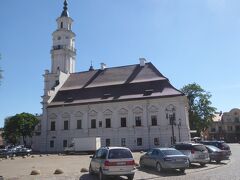 市庁舎広場に建つ旧市庁舎（Kaunas Town Hall）です。1542年に建設されていますが、以降、改修も加えられています。見るからに美しい建造物で、「白鳥建造物, The white swan」と呼ばれているそうです。確かに、塔が白鳥の首と頭で建物が胴体のように見えます。
現在は市の博物館、公的行事の開催場所、結婚式場などに使われています。カウナスの象徴の一つとなっています。