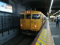 12時38分に岡山駅到着。
ホーム向かい側にいる、山陽本線普通・新見行きに乗り換えます。
乗り換え時間が2分しかない上に、電光掲示板がないので歩きながら電車を撮る。
勿論ブレたw