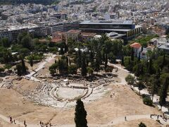 「ディオニソス劇場」

ギリシャ最古の劇場
昔は、１万５千人くらい収容できる大きな劇場だったようです。



