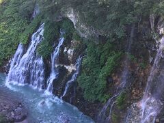 　白金温泉街にある『白ひげの滝』です。
